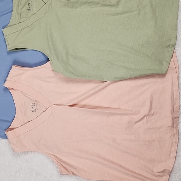 d&co Sleeveless Essentials Soft Shirt Bundle - Picture 3 of 9